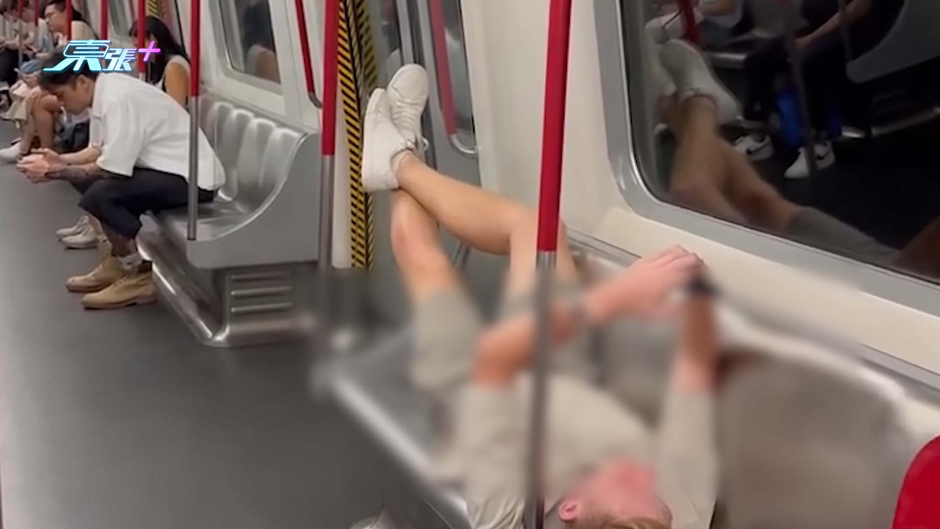 港鐵外籍人士勁無公德心　瞓車廂座位仲着鞋棟起腳　網民批「糟糕骯髒」