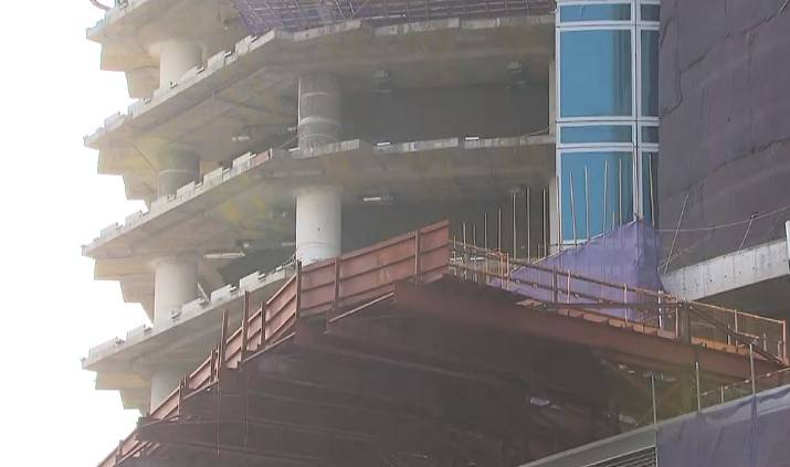 西九高鐵站上蓋工業意外｜玻璃幕牆組件壓斃工人，地盤全面停工。