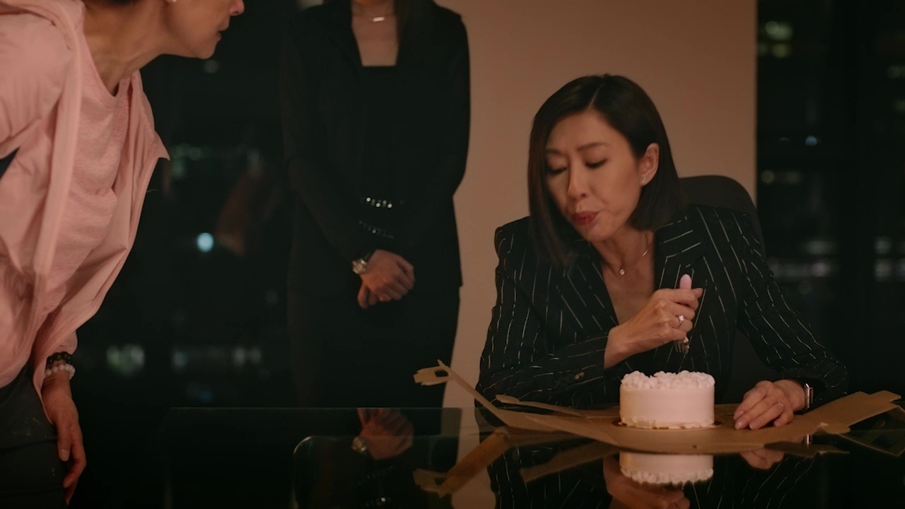 定欣當眾令珊姐難堪，更即場爆發大罵當年媽媽見死不救