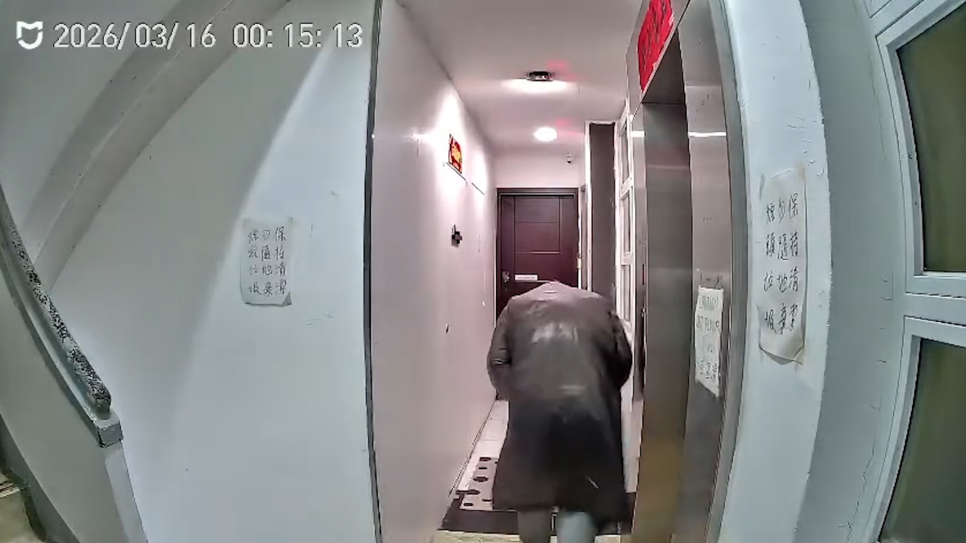 天眼直擊｜黑色雨衣赤腳男偷Beyond「二樓後座」門牌　鬼鼠轉掛盜版門牌
