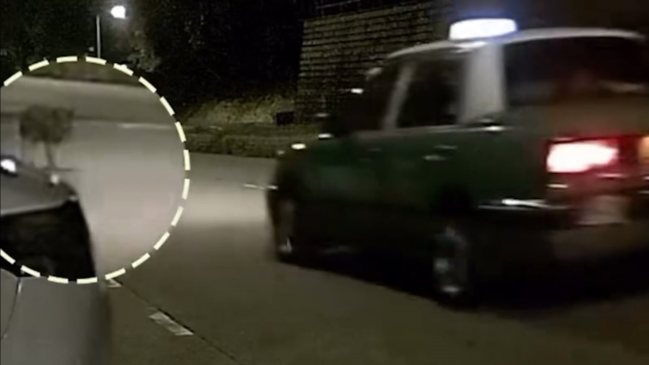 一輛的士在未有減速下，撞到路上一隻疑是野豬的動物，更疑似不顧而去。（Facebook影片截圖／車cam L（香港群組）／Soso Chan）