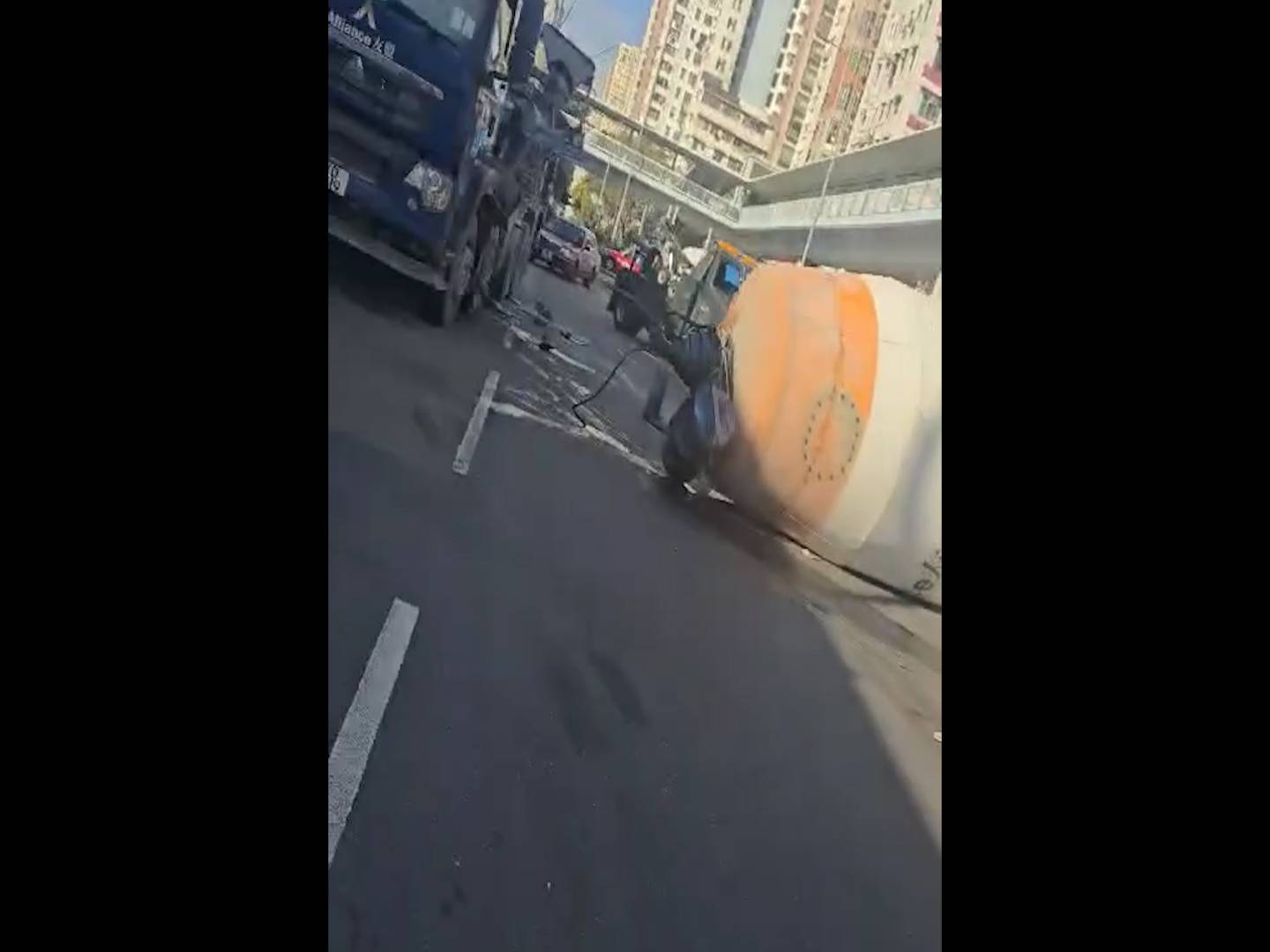 油麻地田螺車車斗甩脫卡馬路