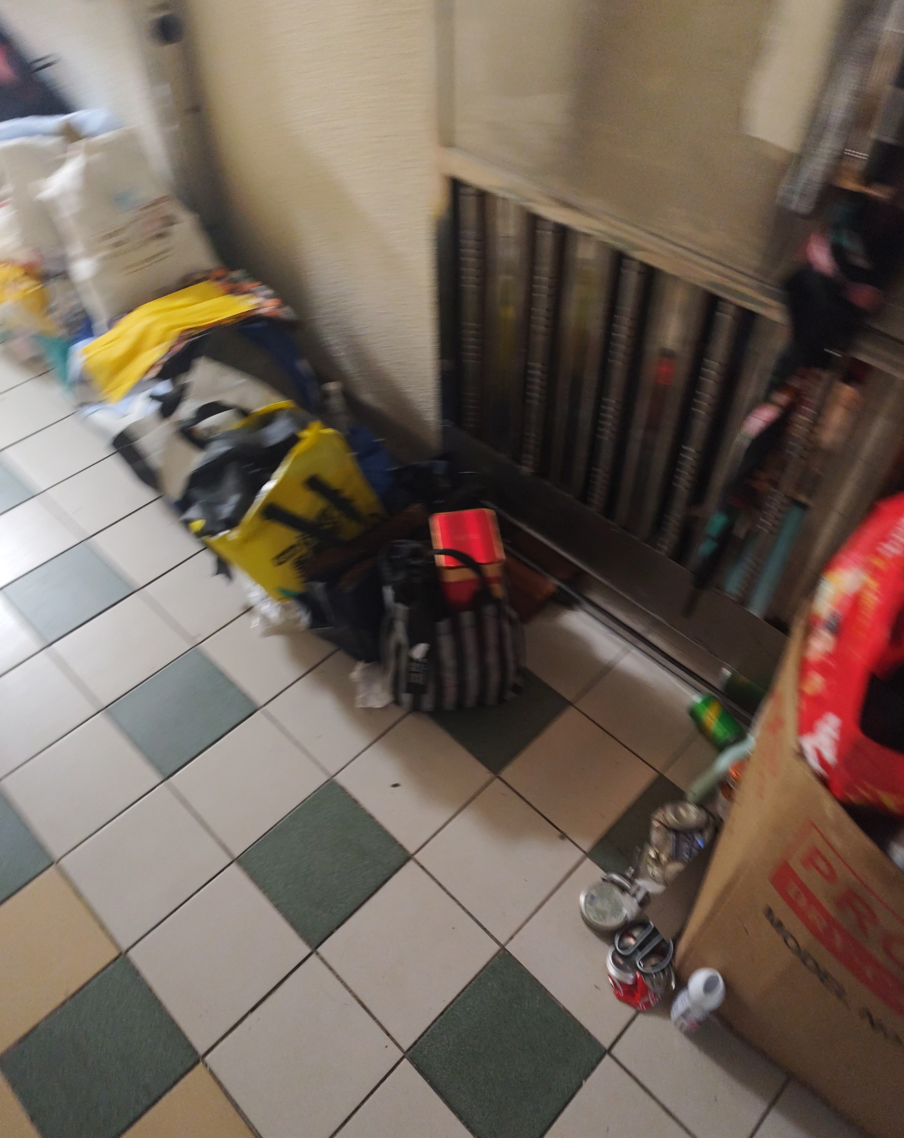 東張西望報料｜上水屋邨走廊堆滿垃圾雜物「傳惡臭」阻通道　街坊嘆苦況 （觀眾K小姐報料提供）