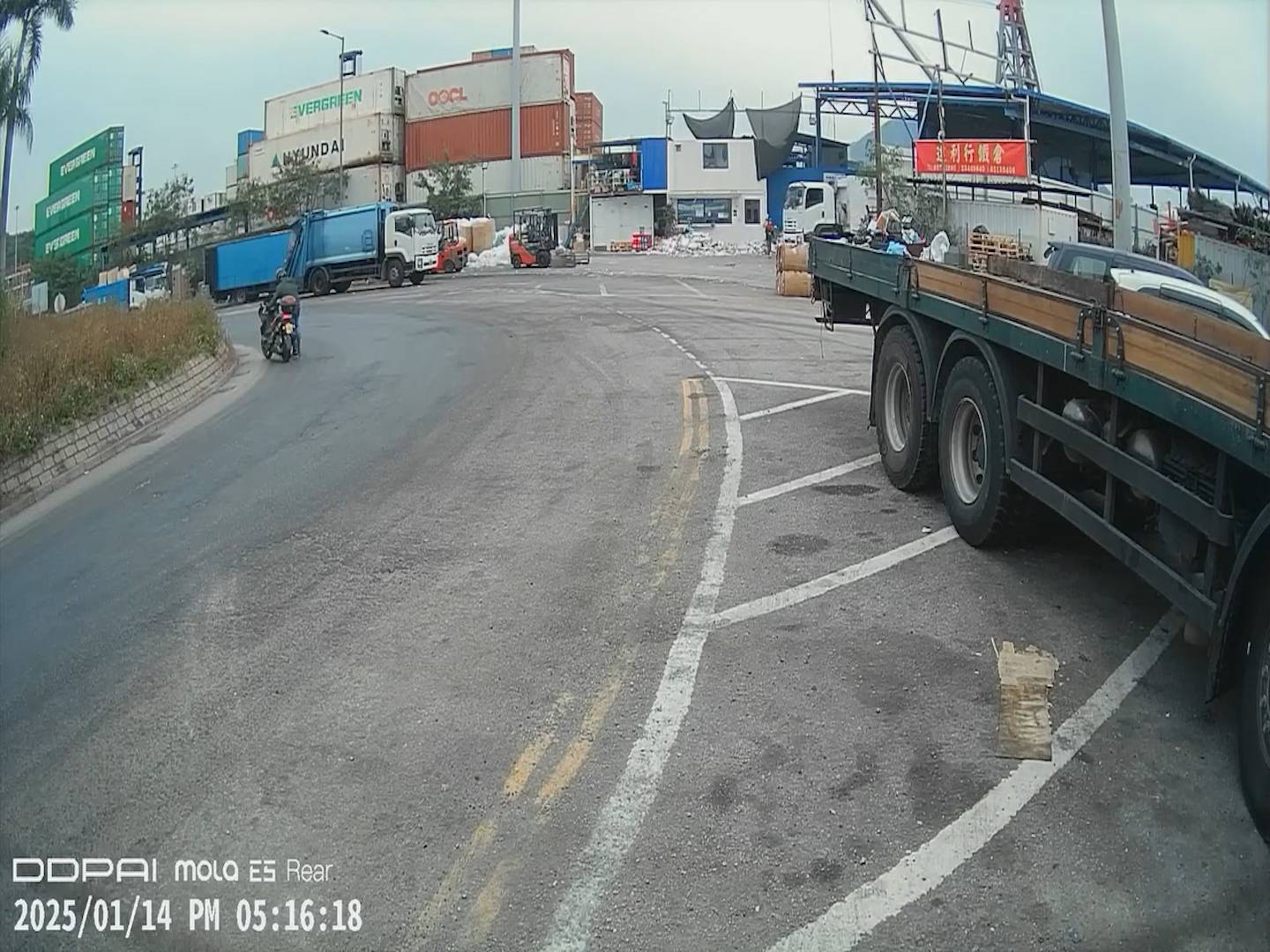 葵青鐵騎士路面跣親險被泥頭車輾過