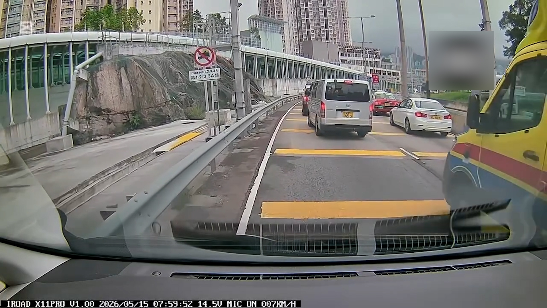 車Cam直擊｜東隧塞車遇救護車　司機齊齊「摩西分紅海」讓路好窩心 （Threads＠ikhlaqmuhammad3）