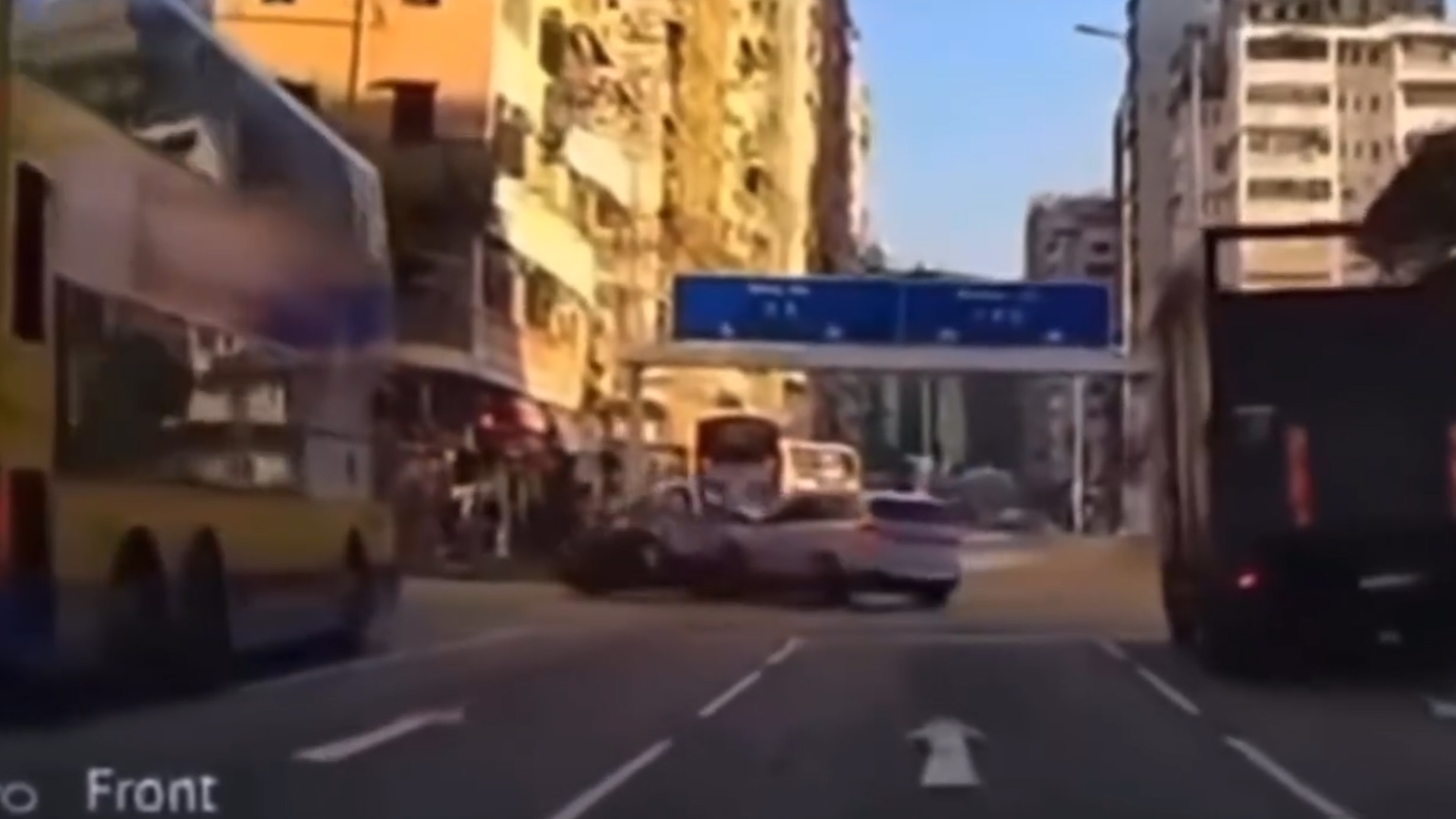 車Cam直擊｜長沙灣道車禍事發一刻　BMW私家車疑衝紅燈撞到的士翻側