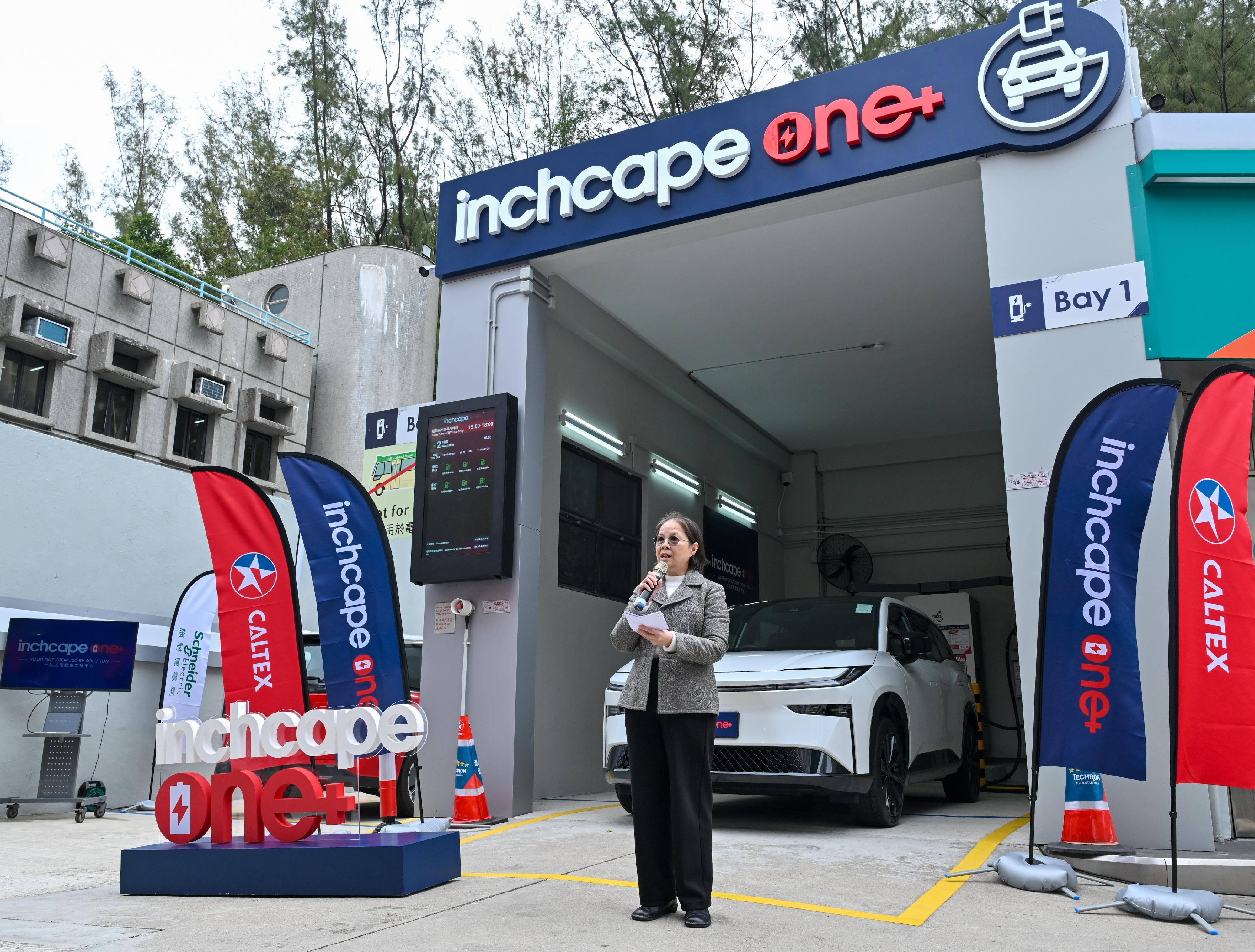 全港首個油站轉型油電站啓用　政府：以配合不同電動車高速充電需要