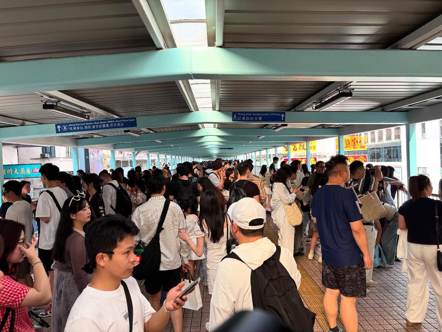 而近年深受內地人歡迎的西貢東壩、旺角道行人天橋等亦同樣被「逼滿人」。