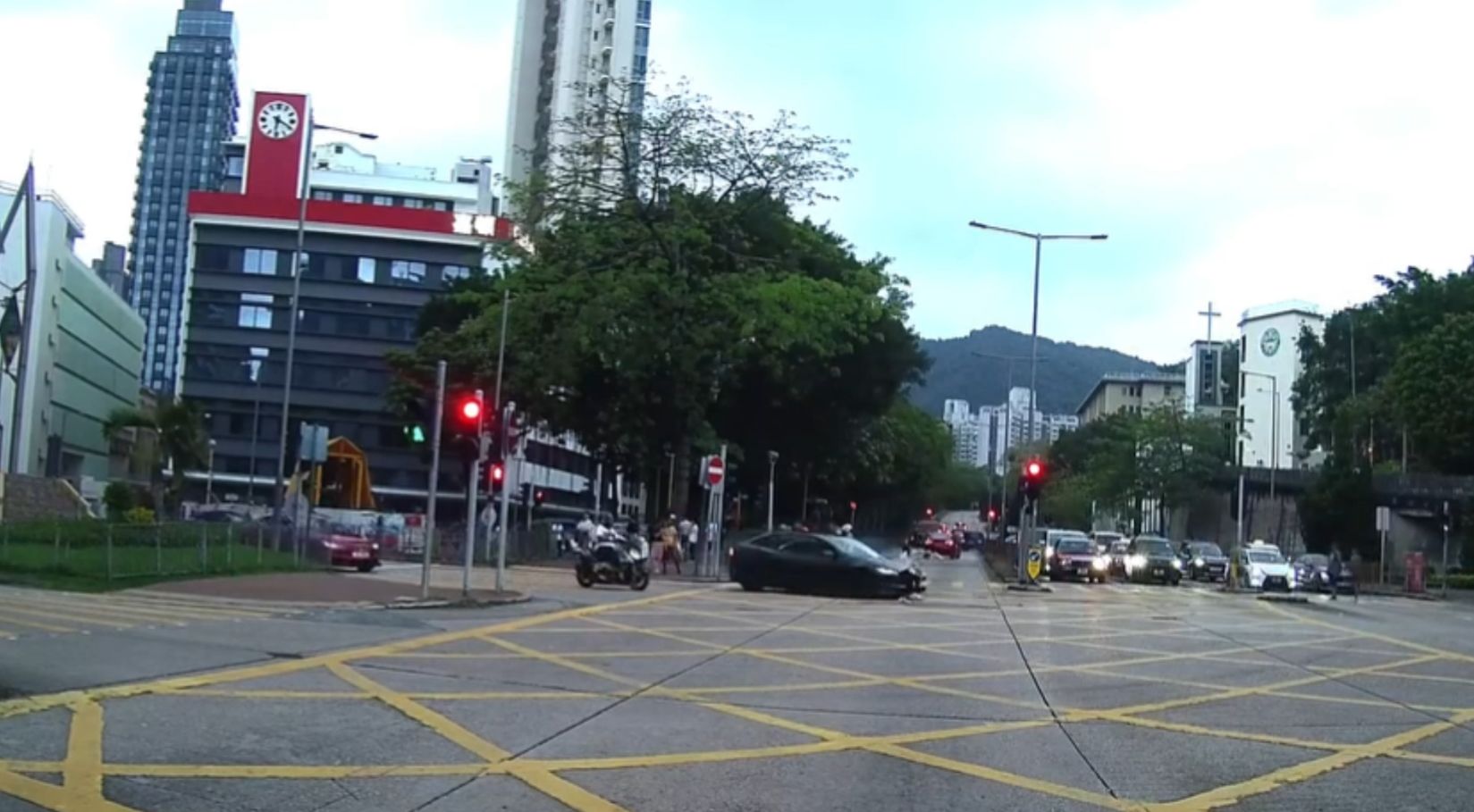 車Cam直擊｜深水埗妹妹漠視「馬路如虎口」　短跑連衝3馬路險被車撞