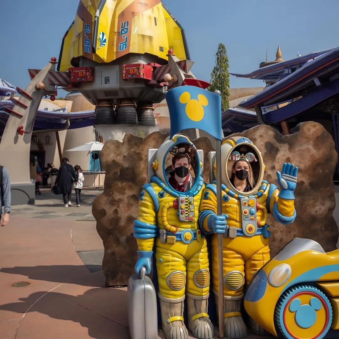 Alan Walker 與女友。