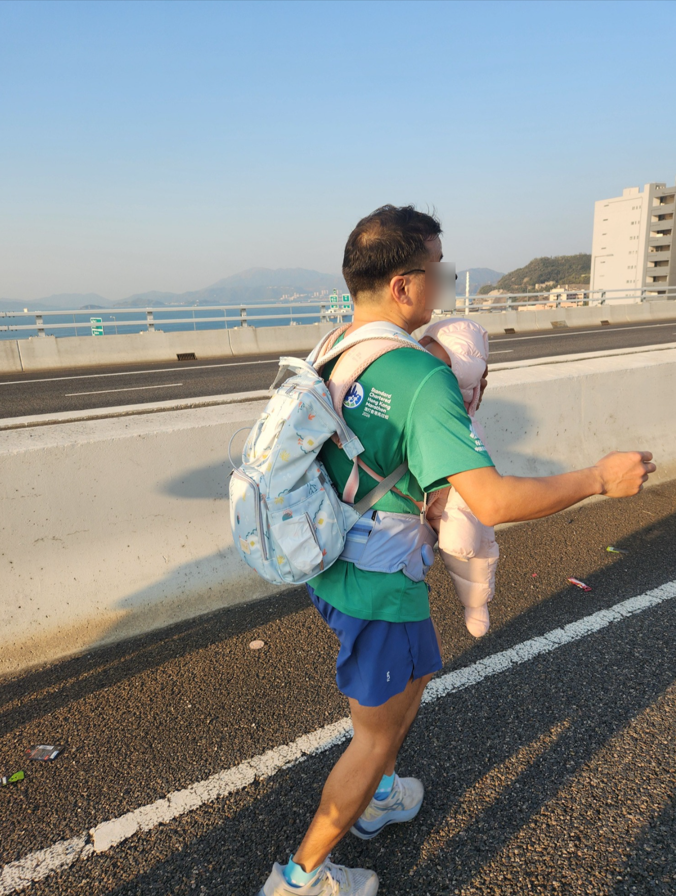 渣打馬拉松2026｜男跑手「孭BB跑全馬」 　網友震驚惹熱議：BB條頸仲有得淨？ (Wong Chun Fai)