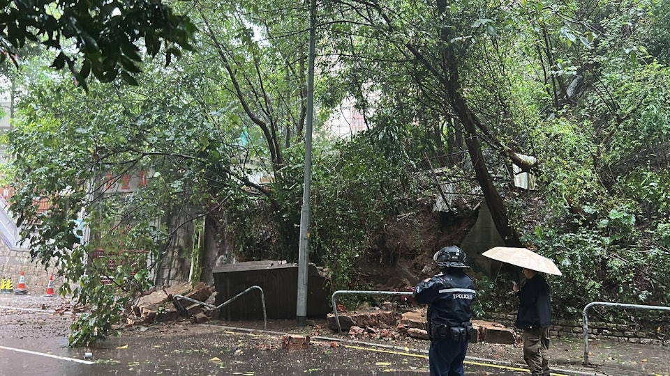 灣仔加路連山道出現山泥傾瀉。（Geo Channel 土力場 Facebook）