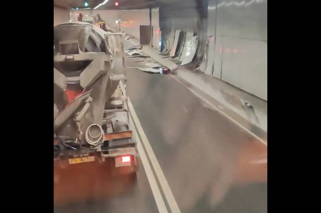 屯赤隧道吊臂車失控掃毀20米護牆板。(影片截圖)