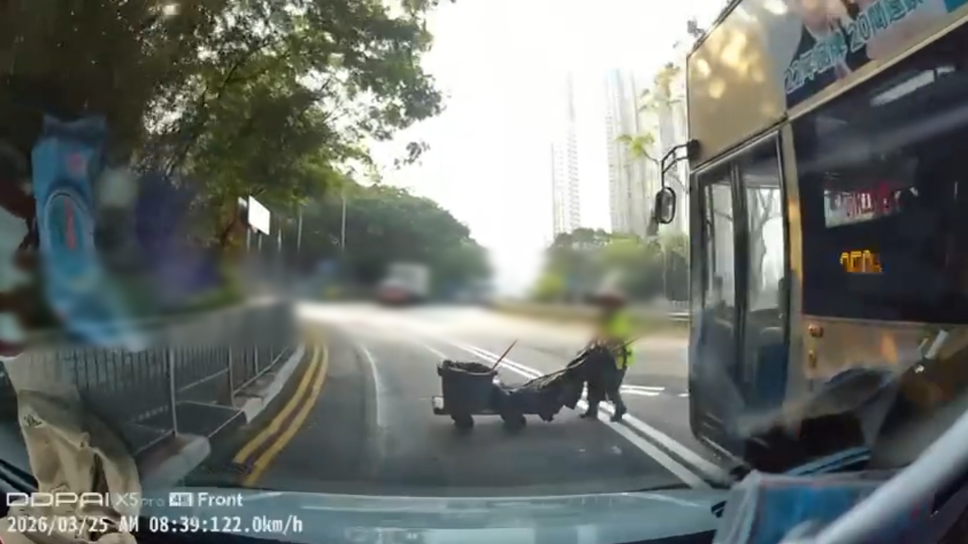 車Cam直擊｜藍田清潔工人亂闖迴旋處　嚇到司機急煞車：自己嫌命長都唔好害人