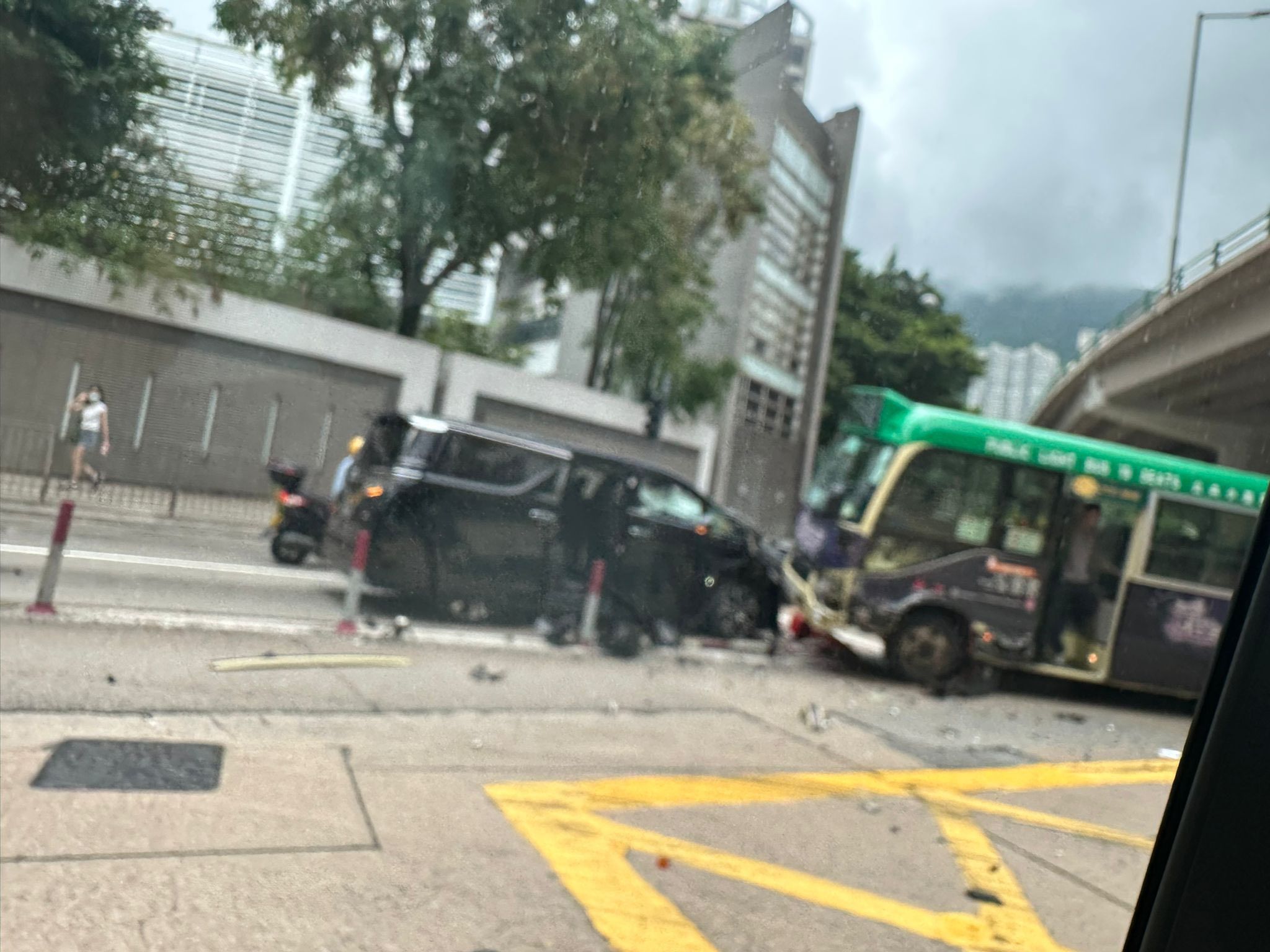 灣仔禮頓道3車串燒，專線小巴越線撞七人車。(FB@bosco chu)