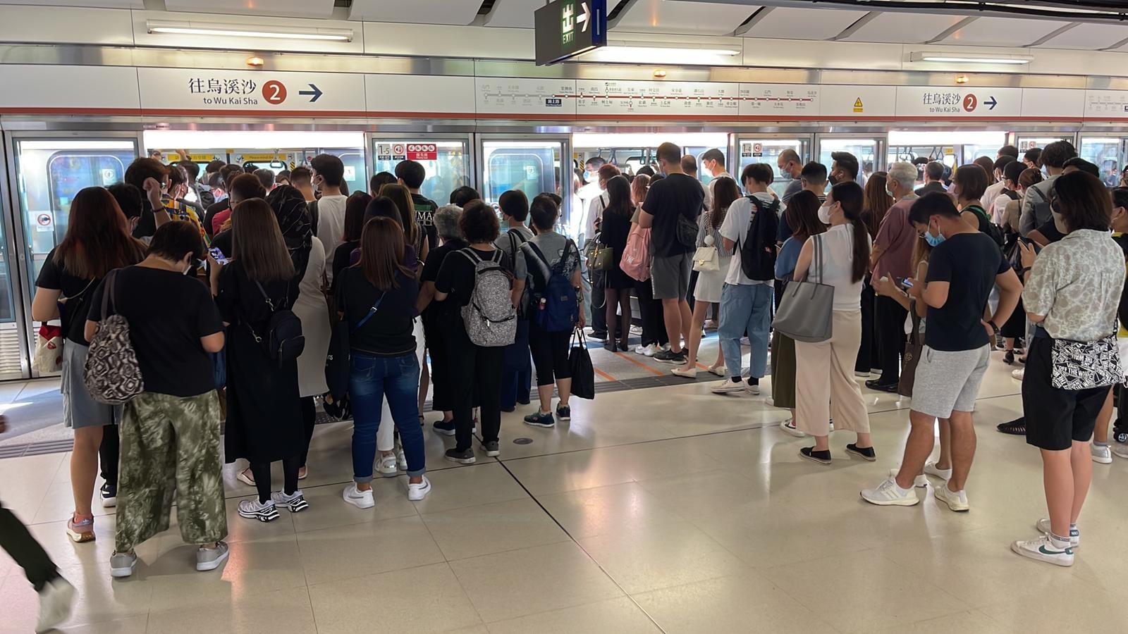 錦上路站今早9時仍見許多乘客排隊。