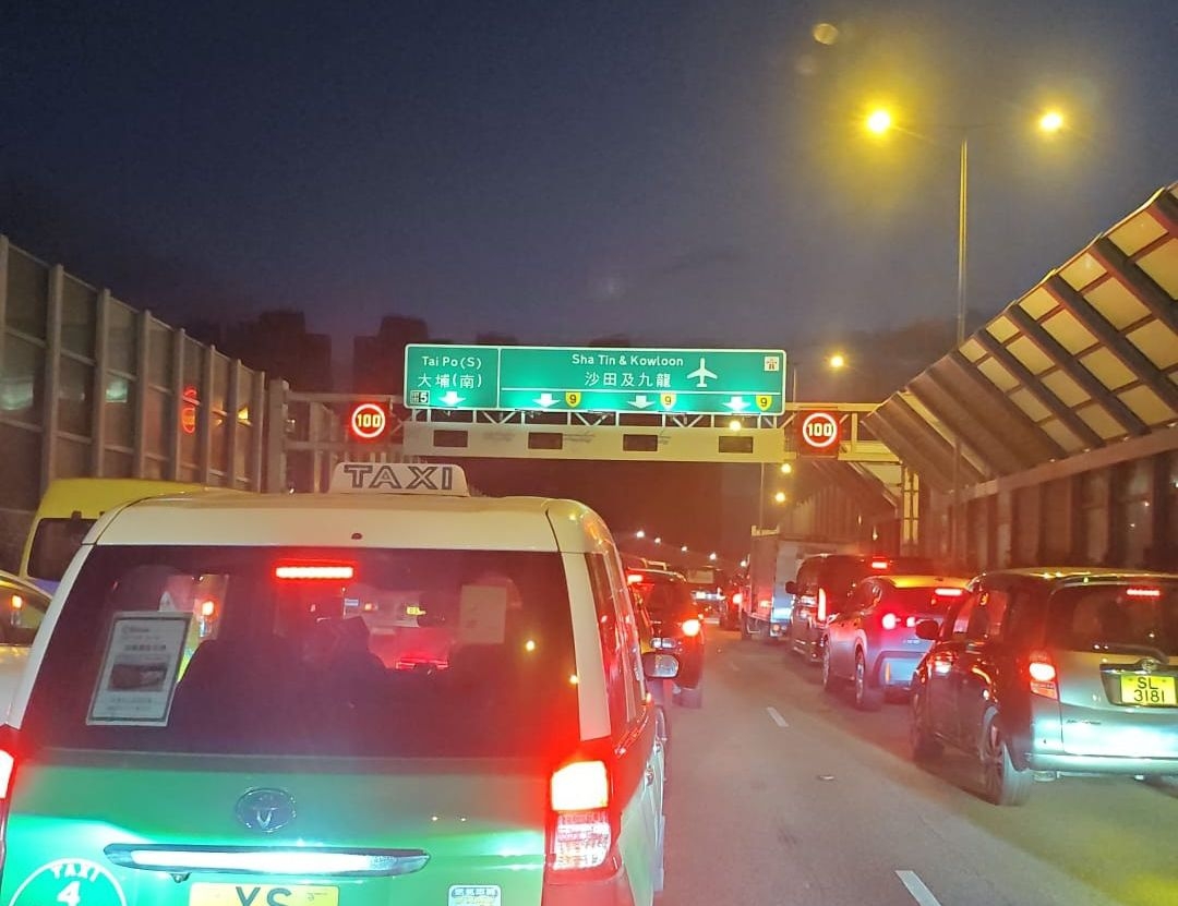 至於網上交通群組亦有人發相，指當時過程，指約在早上6時半，吐露港公路往九龍方向近廣福邨發生交通意外，全線暫停，多輛車被迫停於公路上。