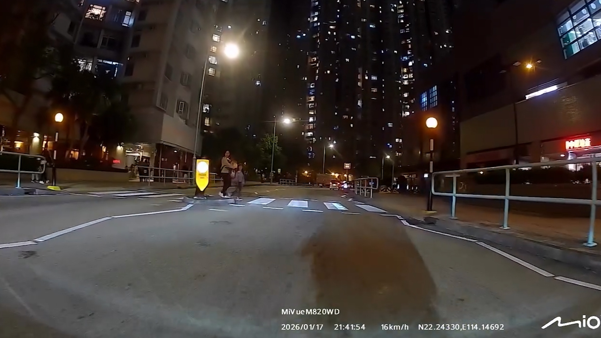 車Cam直擊｜細路過斑馬線「鞠躬多謝」再揮手　司機讚有愛：終於遇到