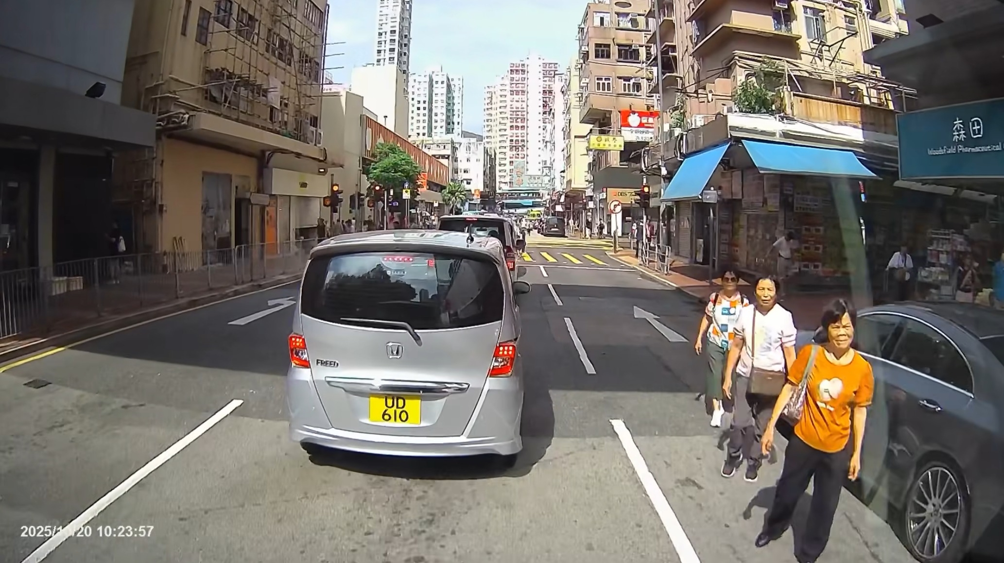 三名年長婦人無視前方不遠處設有行人過路燈位，選擇直接橫穿三線行車馬路，最終其中一人遭左線黑色貨Van撞倒，場面驚險，引發網民熱議。