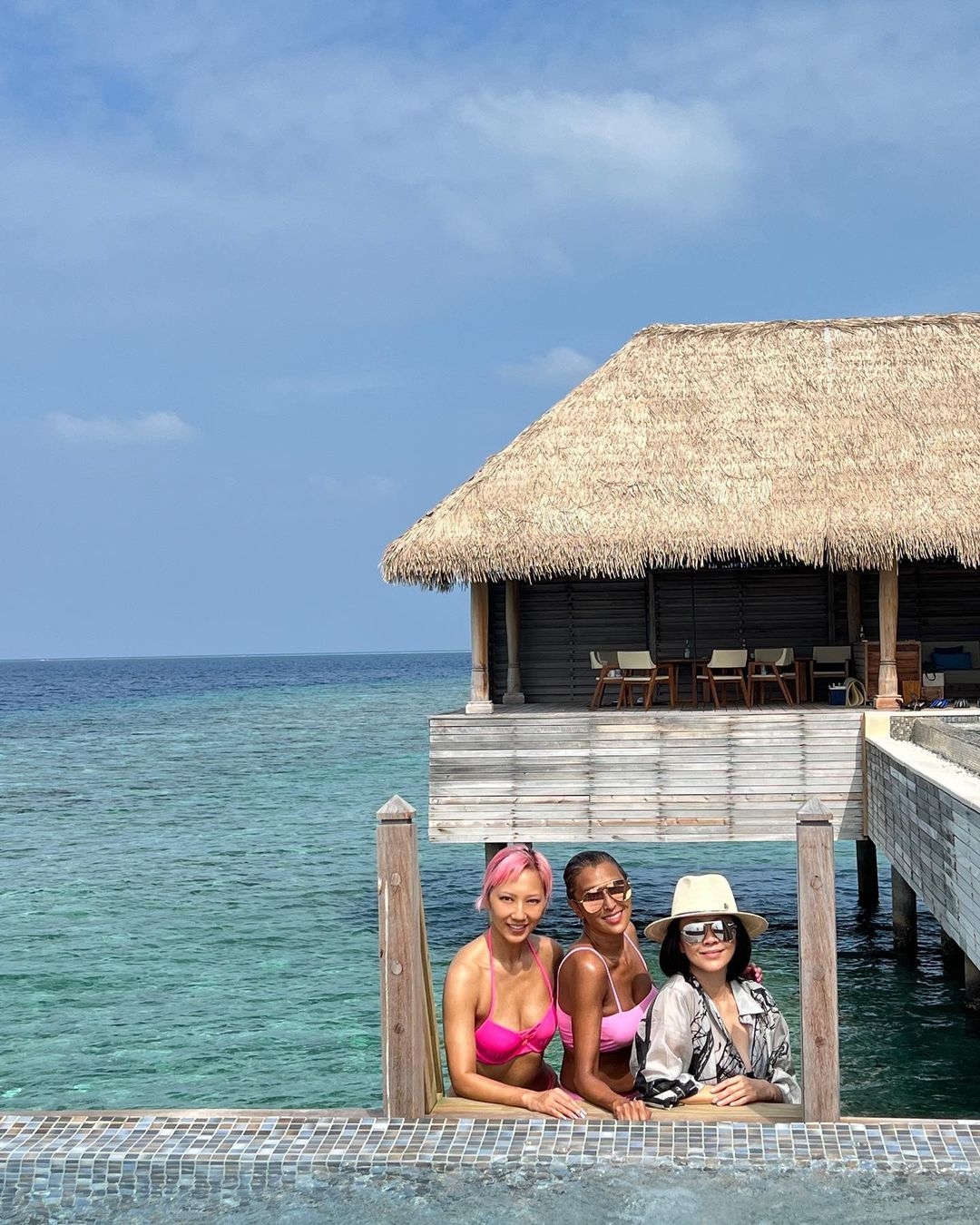 劉嘉玲與上山詩鈉、弟婦Laura一齊去馬爾代夫。