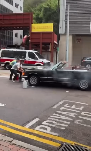 銅鑼灣古董車街頭著火冒濃煙警協助救火