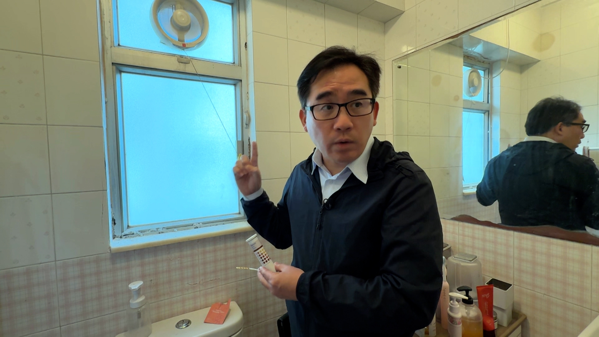 賴達明相信，滲水源頭是更上層單位的用水設施有滲漏。