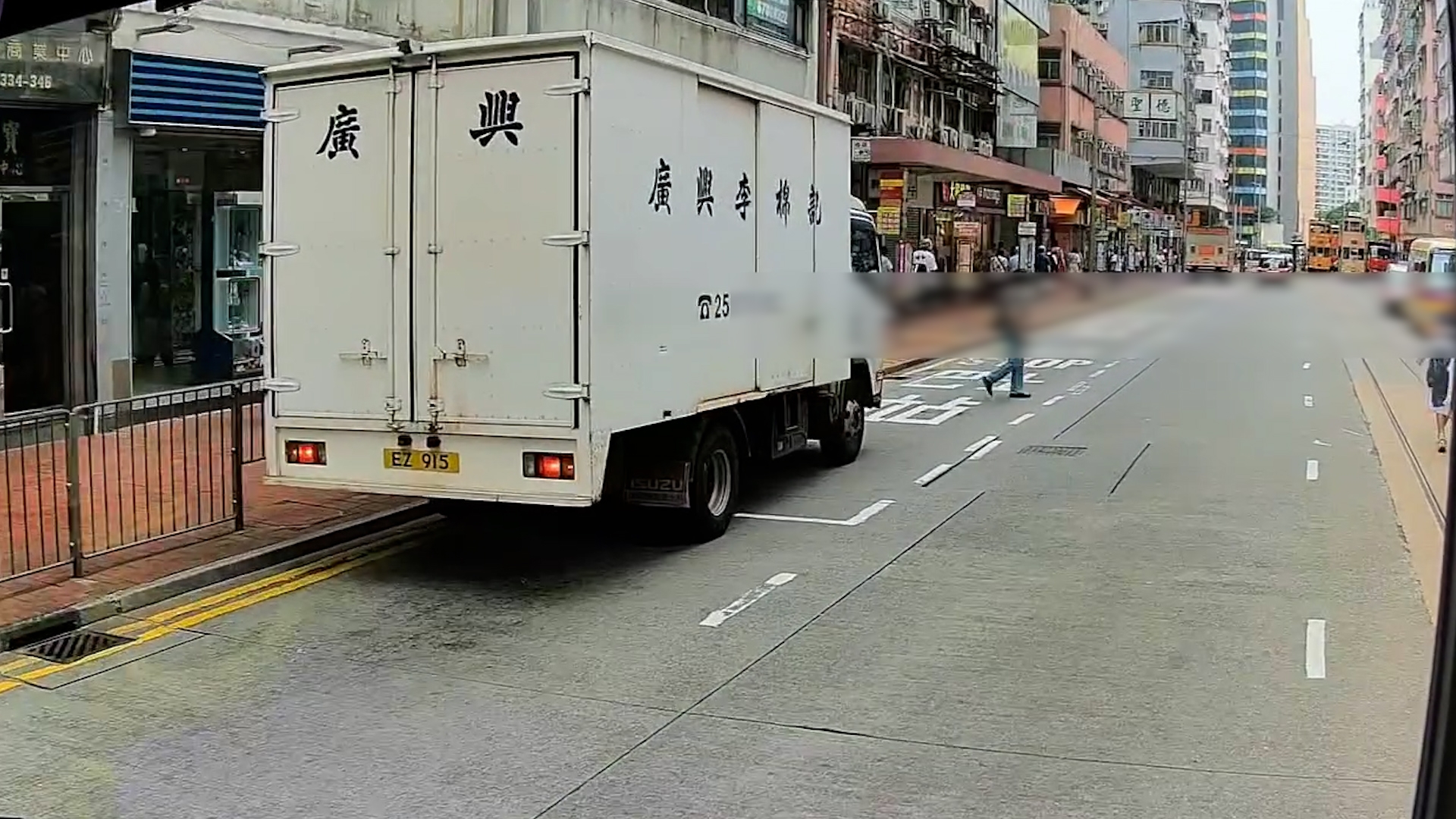 車Cam直擊｜阿姐「大地任我行」無視響安亂過馬路　網民怒斥不負責任 （FB@VibrantLobster1118）