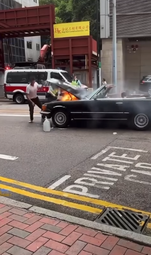 銅鑼灣古董車街頭著火冒濃煙警協助救火