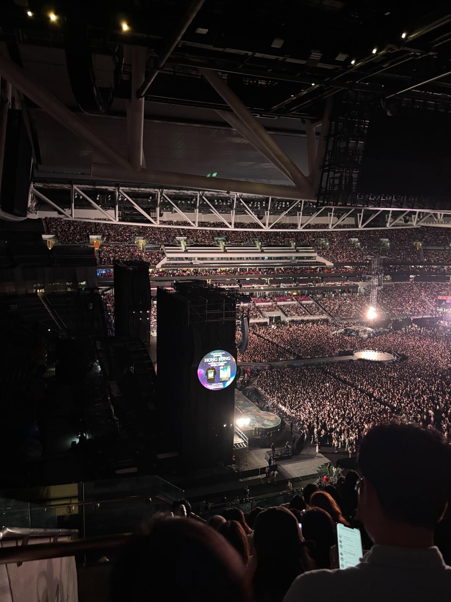 有入場觀眾在網上貼出照片，指自己坐到「視線受阻」位置。