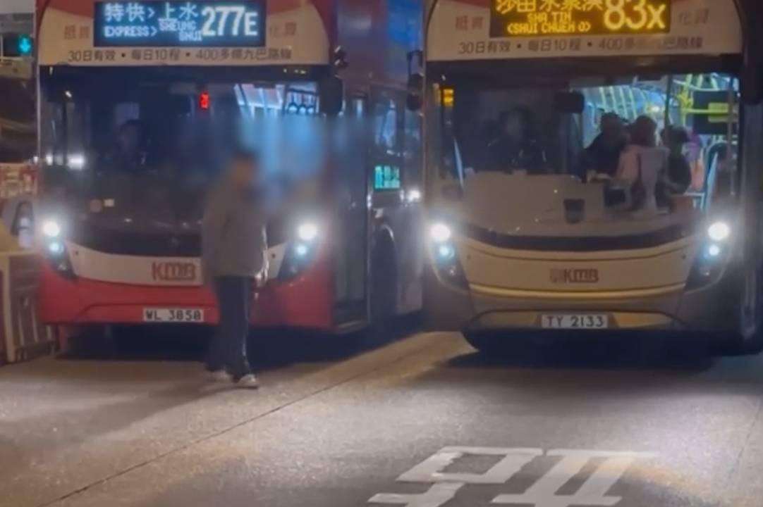 大老山隧道巴士站怪男「螳臂擋車」。(影片截圖／FB@Kitty Chau)