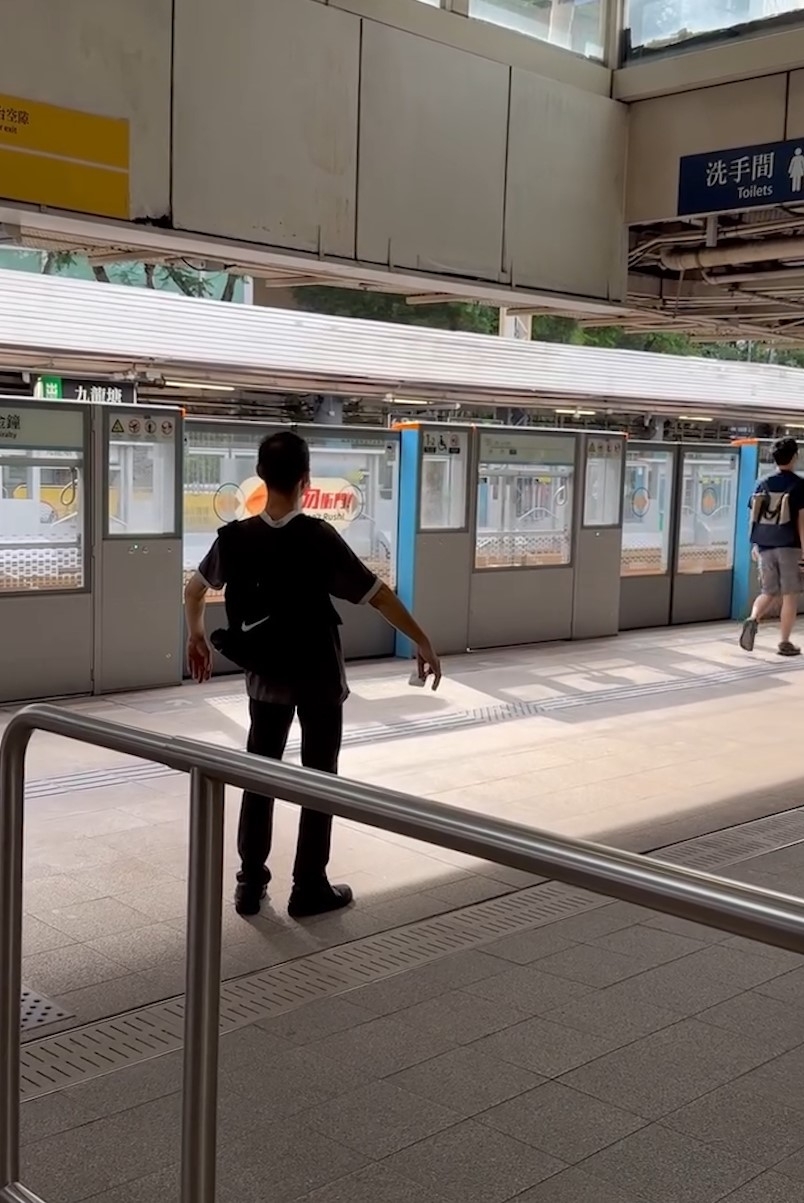九龍塘港鐵站內驚現「真人NPC」　網民笑稱網絡出事　原來Lag機有原因