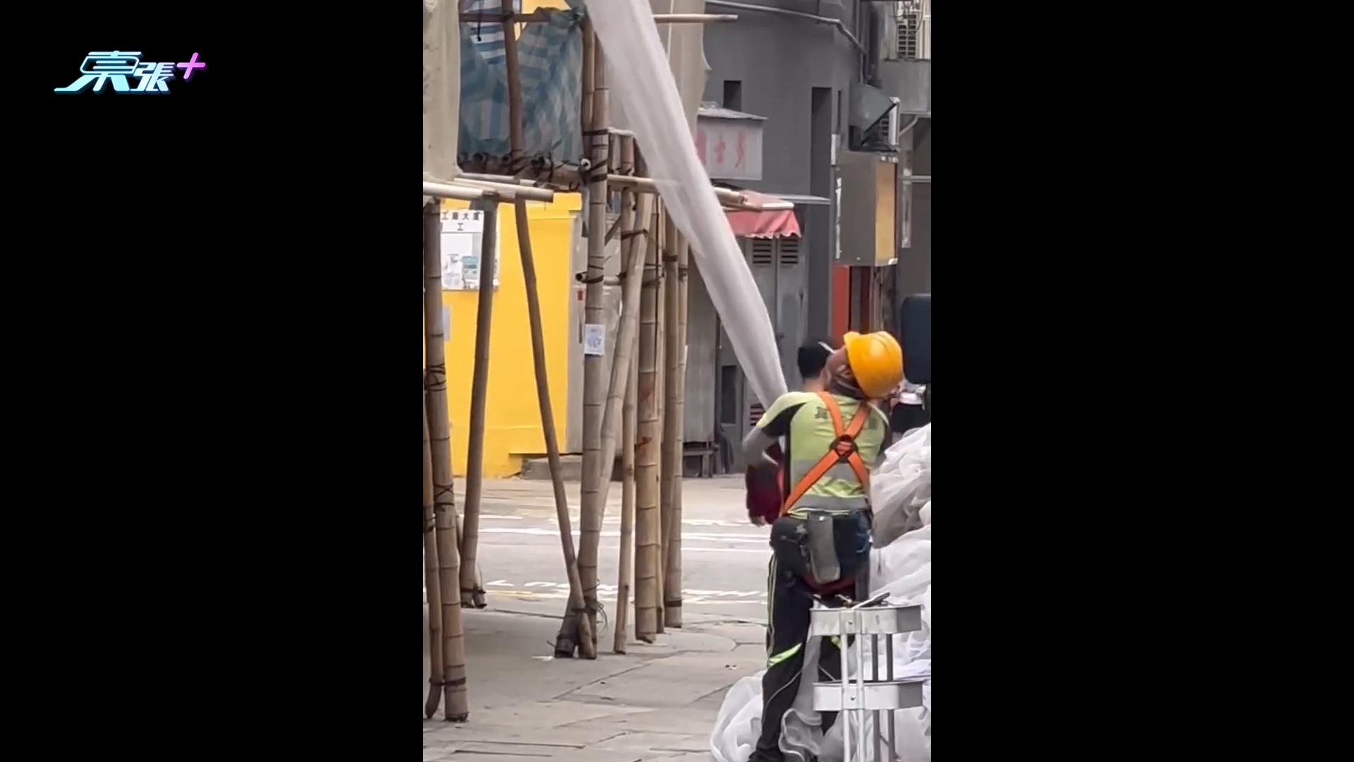 建築工人樓宇外「擔煙仔」收棚網勁Chill　網民：驚都未驚過