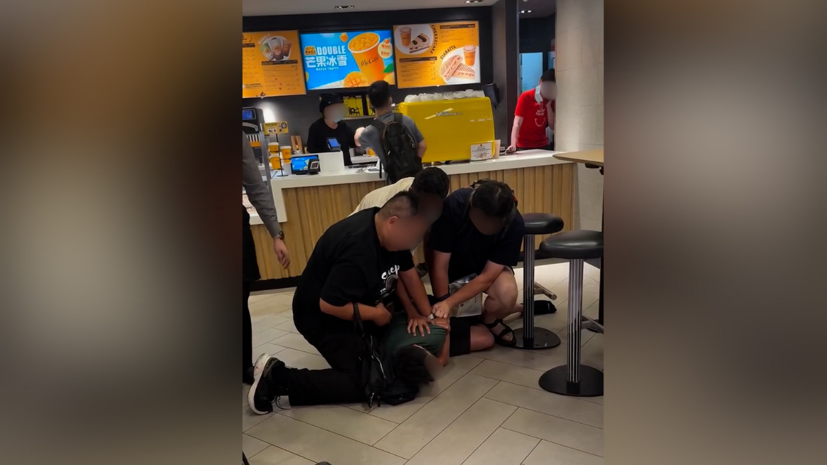 熱心途人見狀立即幫手制服綠衣男，同時勸喻「冷靜」。