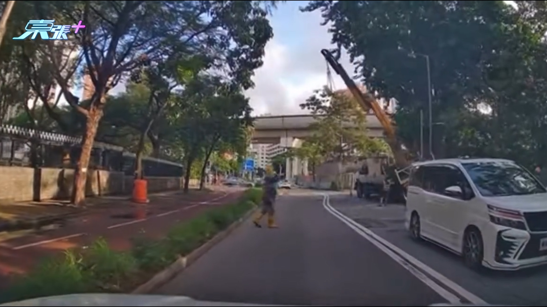 車Cam直擊｜元朗吊雞車路上吊物突反車翻側　險撞工人惹熱議