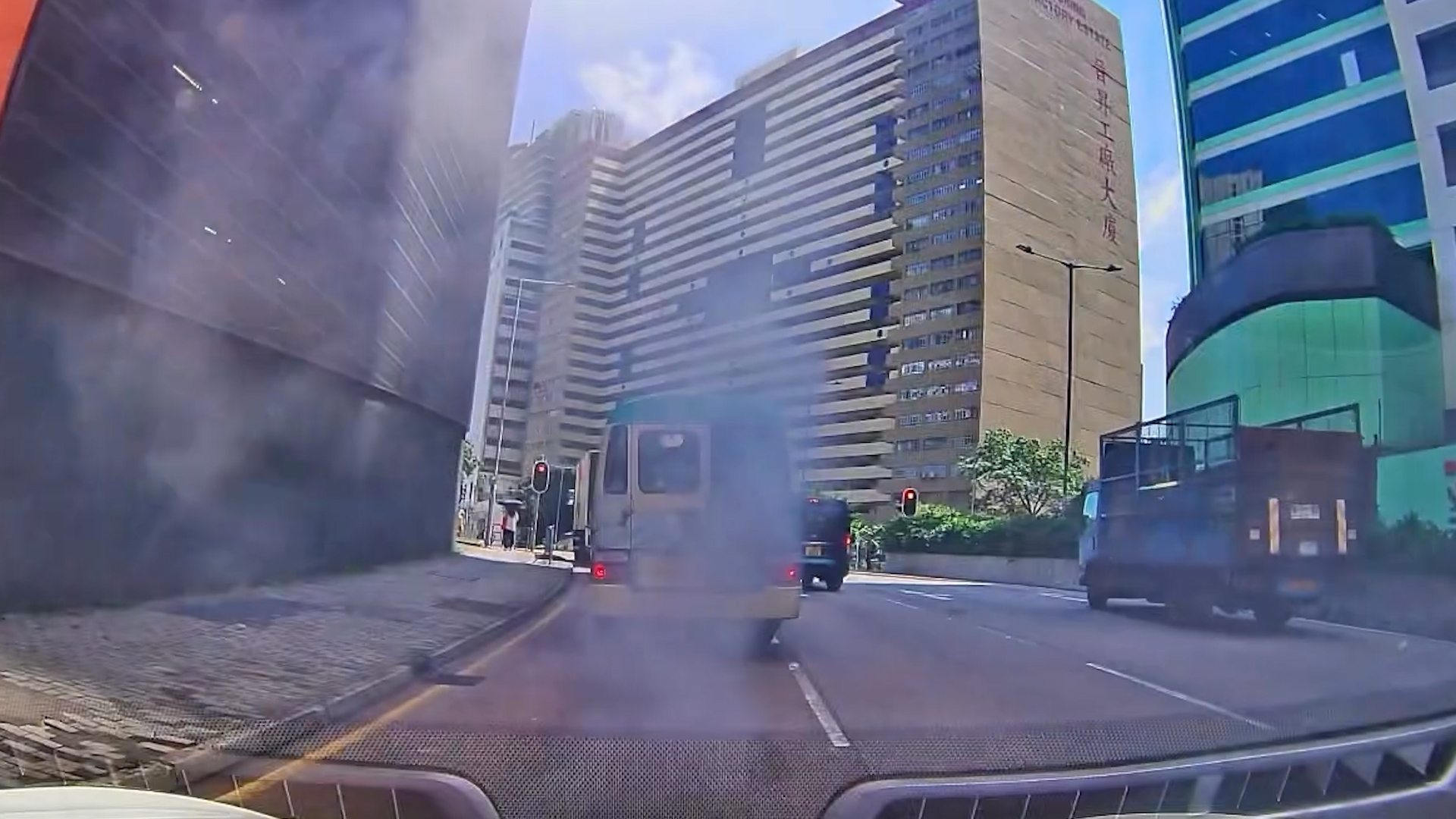 車Cam直擊｜葵涌專線小巴引擎冒濃濃黑煙　片主笑稱進入「夢幻仙境」 （Threads＠hkparkingl）