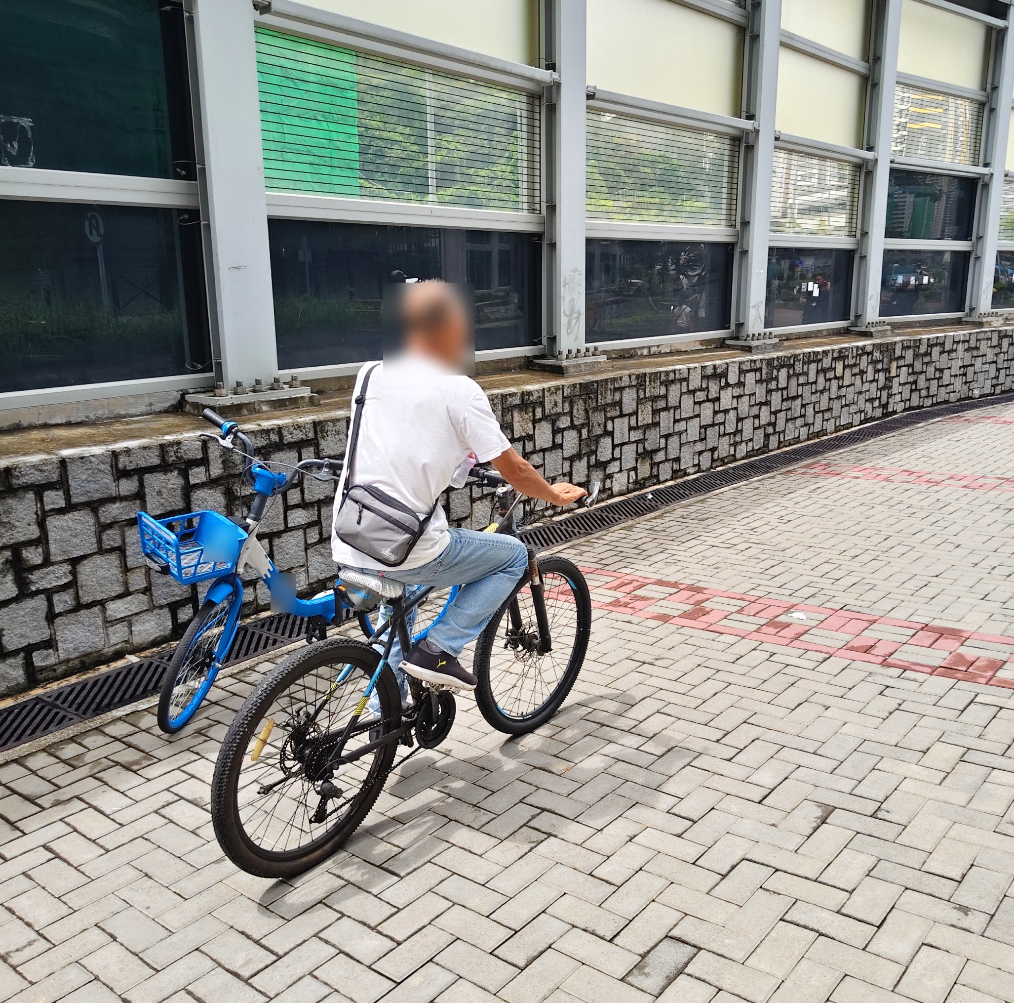 東張西望報料｜屯門行人路變共享單車徑？　騎手飛馳穿梭惹街坊不滿：怕撞傷途人 （觀眾李小姐報料提供）