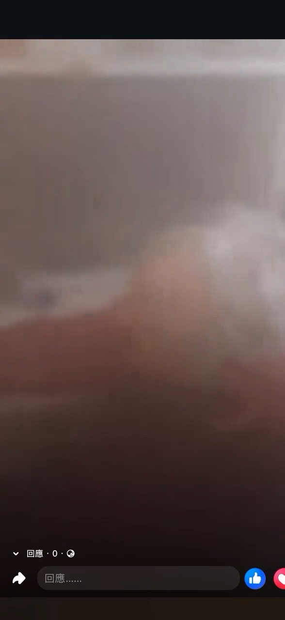 帖文附上的影片顯示，一名印傭、一名婆婆及另外一人被困在宏福苑單位中，單位內充滿濃煙。（Threads影片截圖／ jackson_shop_hk） 