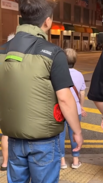 香港夏天街頭現「羽絨」奇景　新蒲崗兩男靠「風扇背心」解熱引熱議