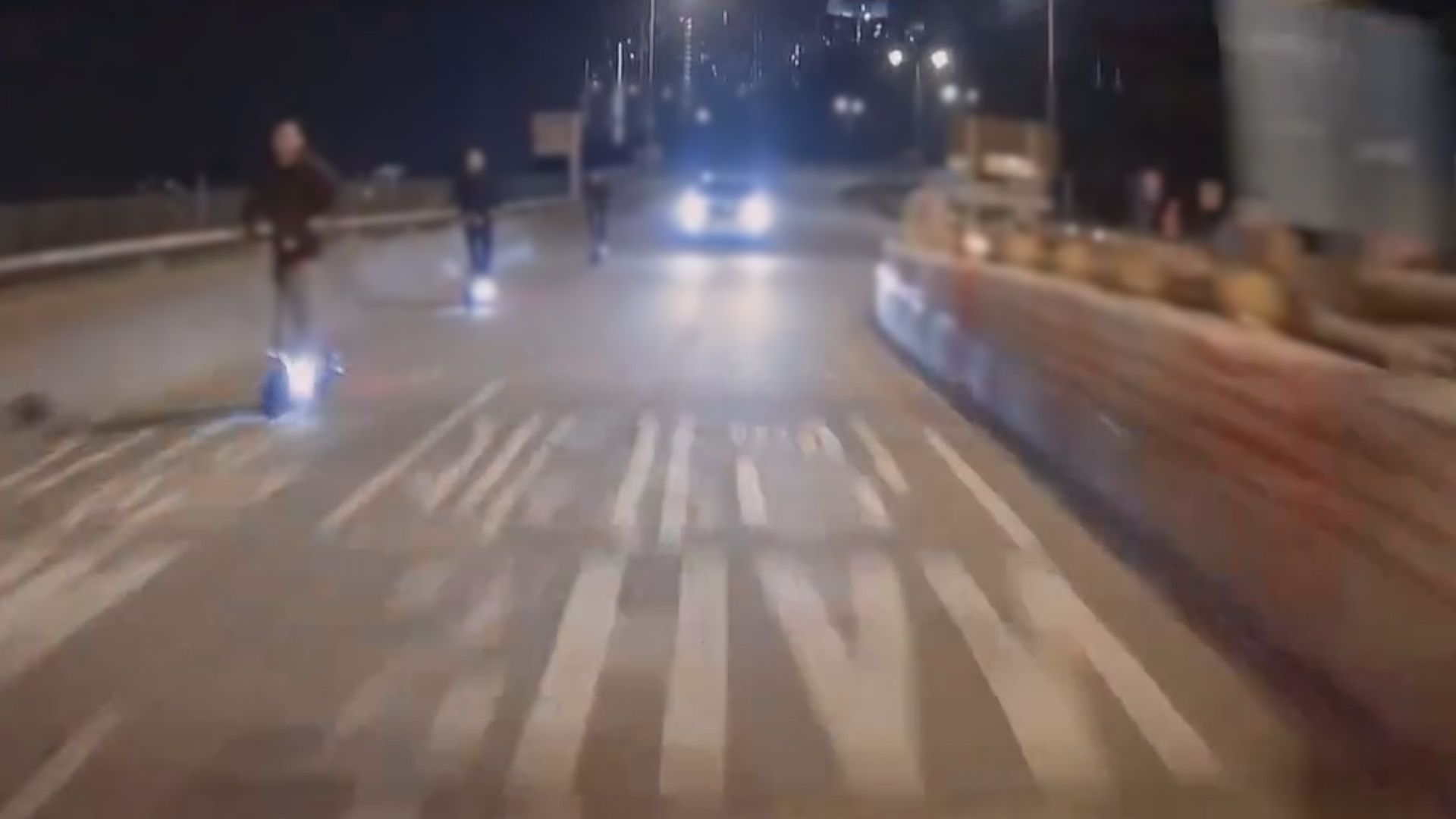 5人踩電動滑板車行馬路上飛鵝山