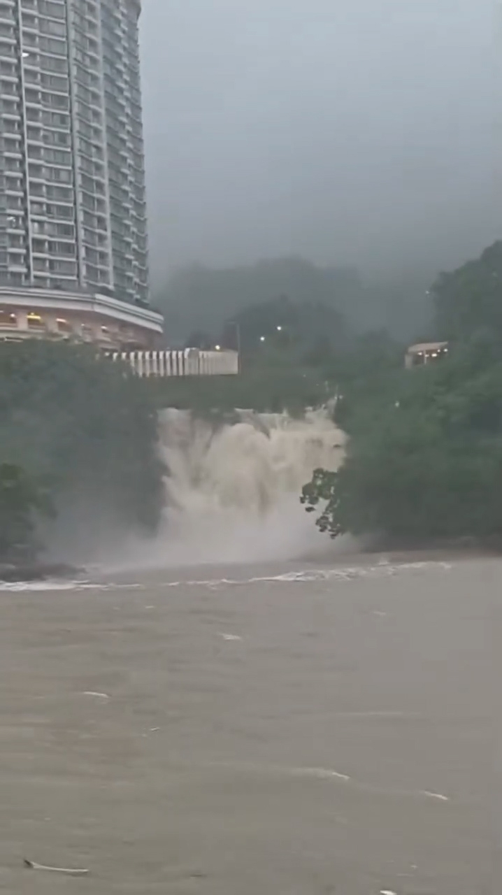 華富邨瀑布灣發生山洪暴發，大量洪水傾瀉而出，沖入大海。