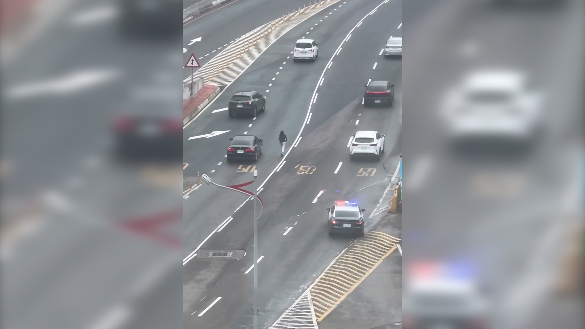 48歲港女桃園機場「趕登機」　疑因迷路狂奔高速公路全程被拍下 (Threads@ming_01_12)