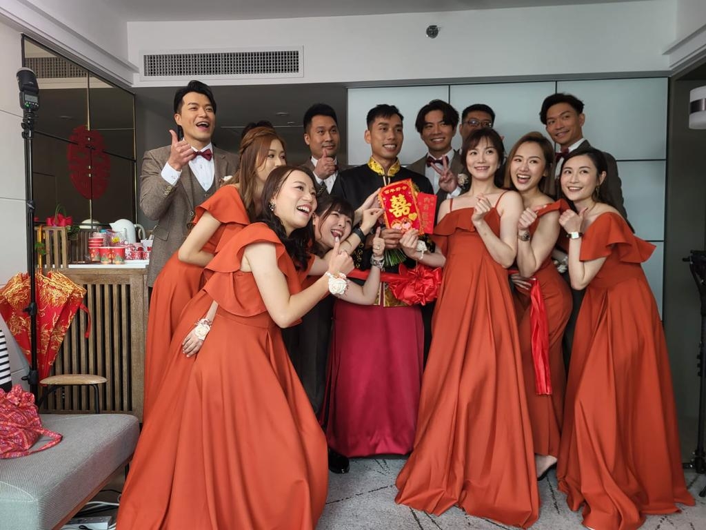 新郎亦準備開門利是答謝姊妹團幫忙。