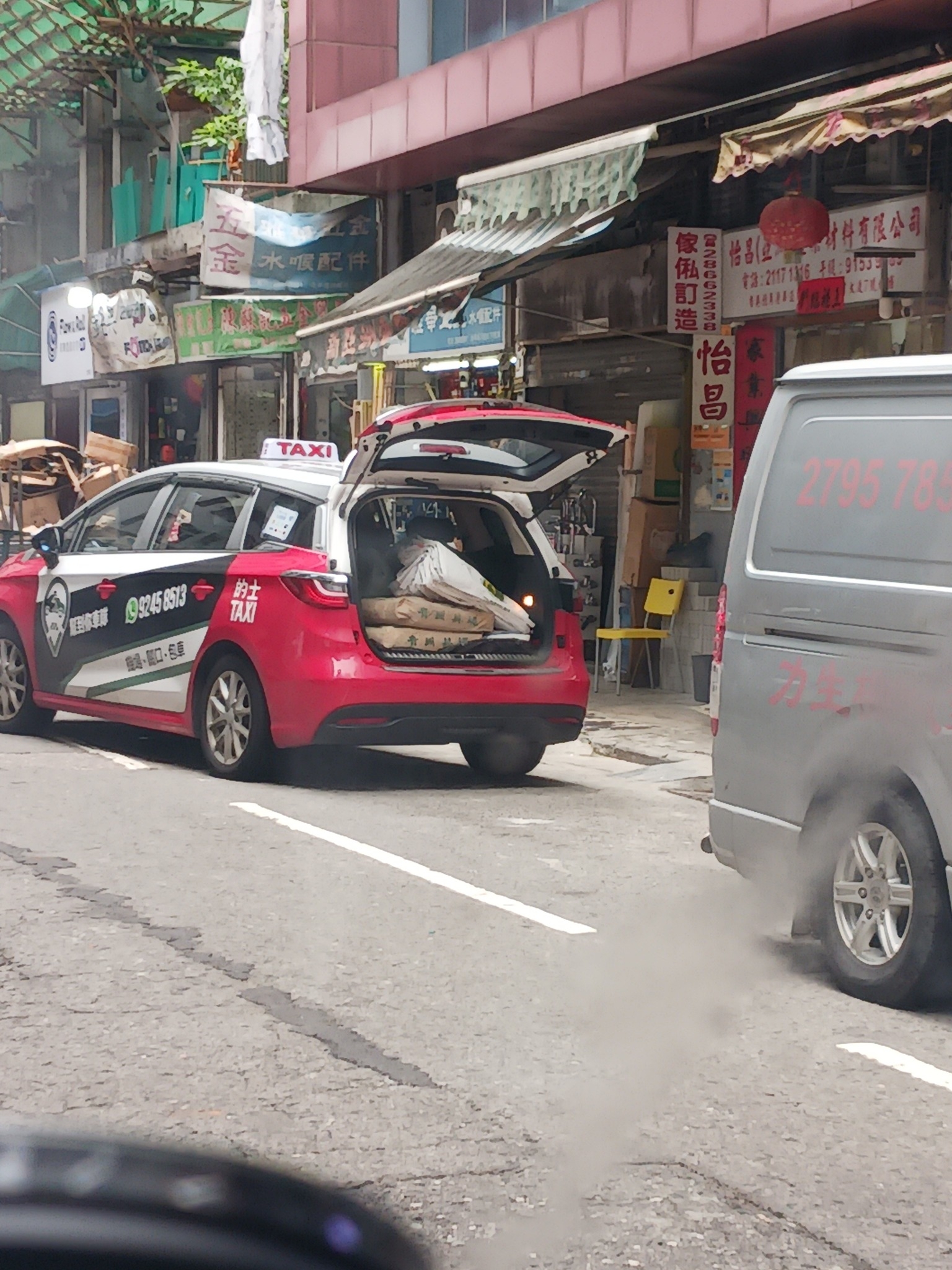 的士變身「客貨車」運貨挑戰極限