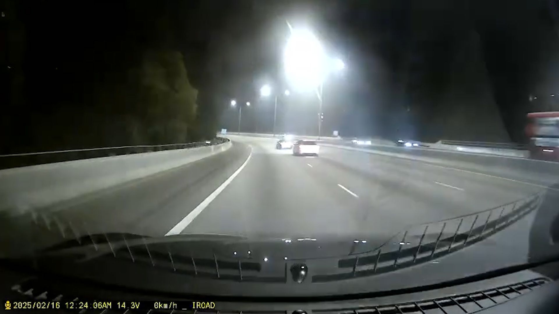 屯門公路私家車疑入彎時「甩尾」。(影片截圖)