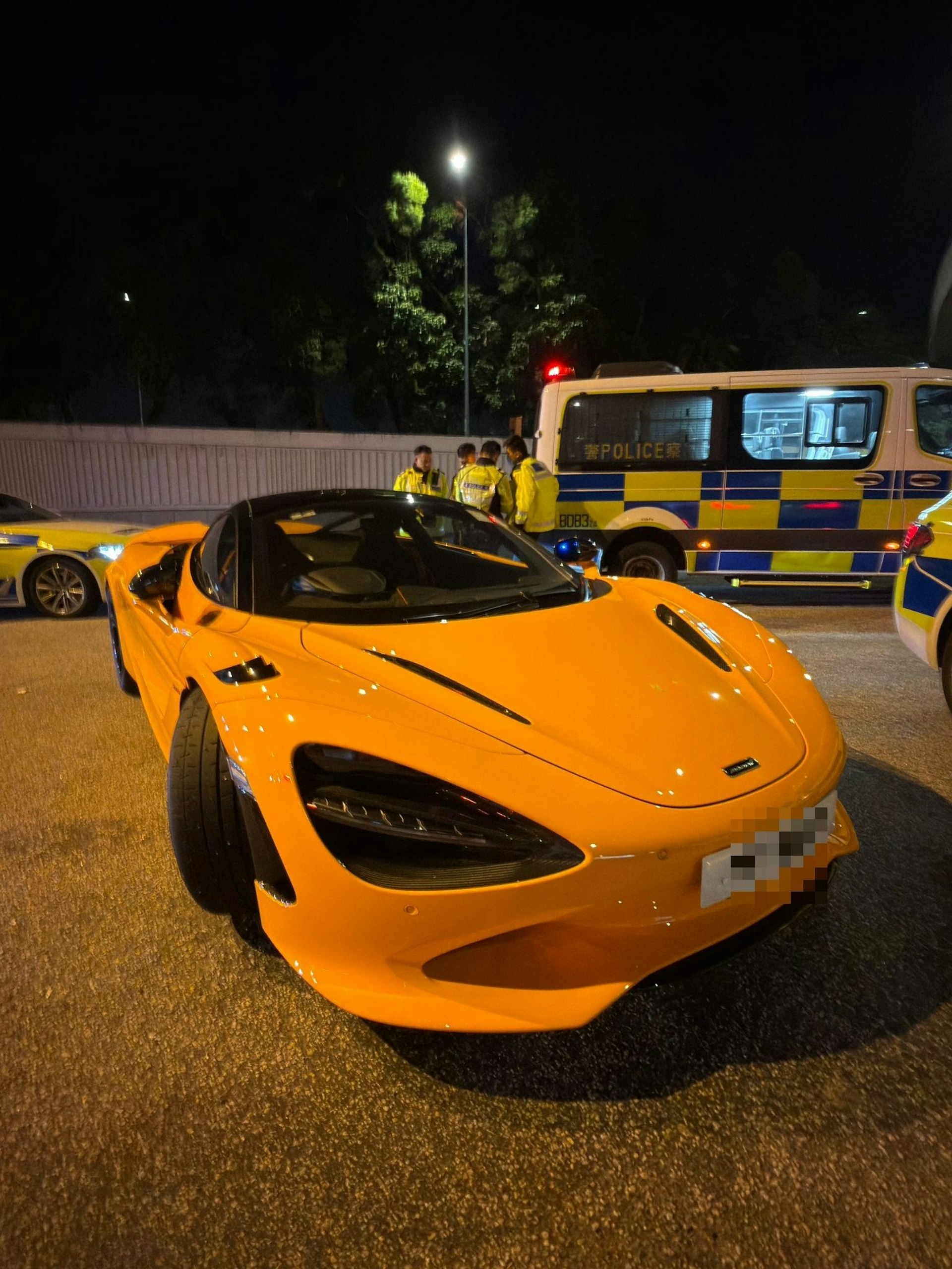 涉案車輛包括一輛麥拿侖（McLaren）跑車。（警方圖片）