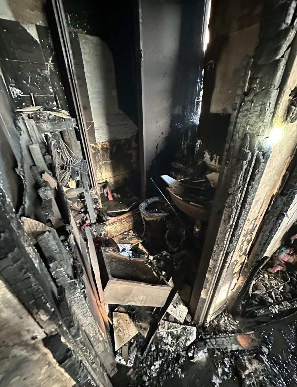 大埔宏福苑五級火｜災後單位慘況大公開，內櫳「甩皮甩骨」慘絕人寰。(FB@Kitty Chau)