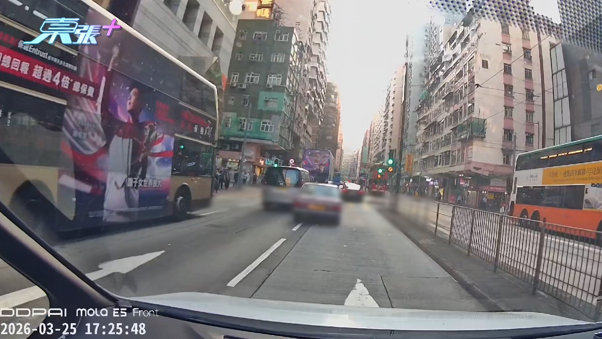 車Cam直擊｜舊Benz疑「發雞盲」炒鄰線七人車撞到彈起　Cam主：發緊夢啊？