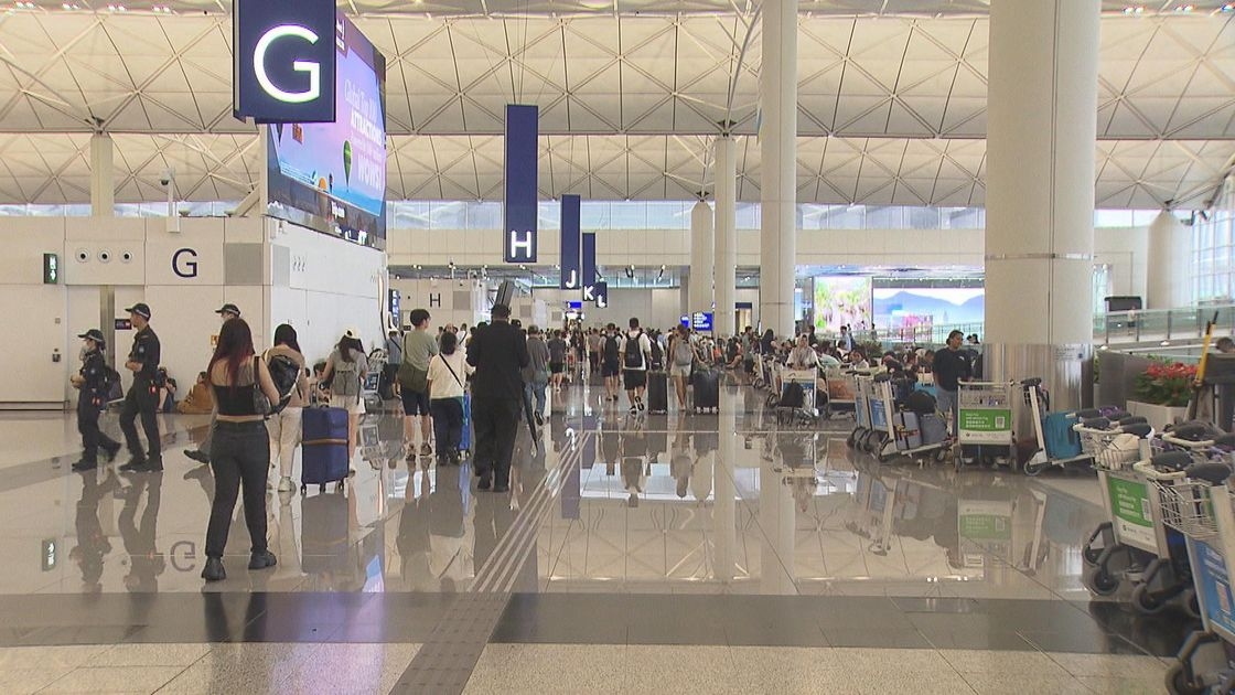 一名58歲內地男子在吉隆坡飛往香港的航班上，盜取其他乘客放在上方儲物櫃行李袋內的2500元現金，涉嫌「盜竊」被捕。（資料圖片）