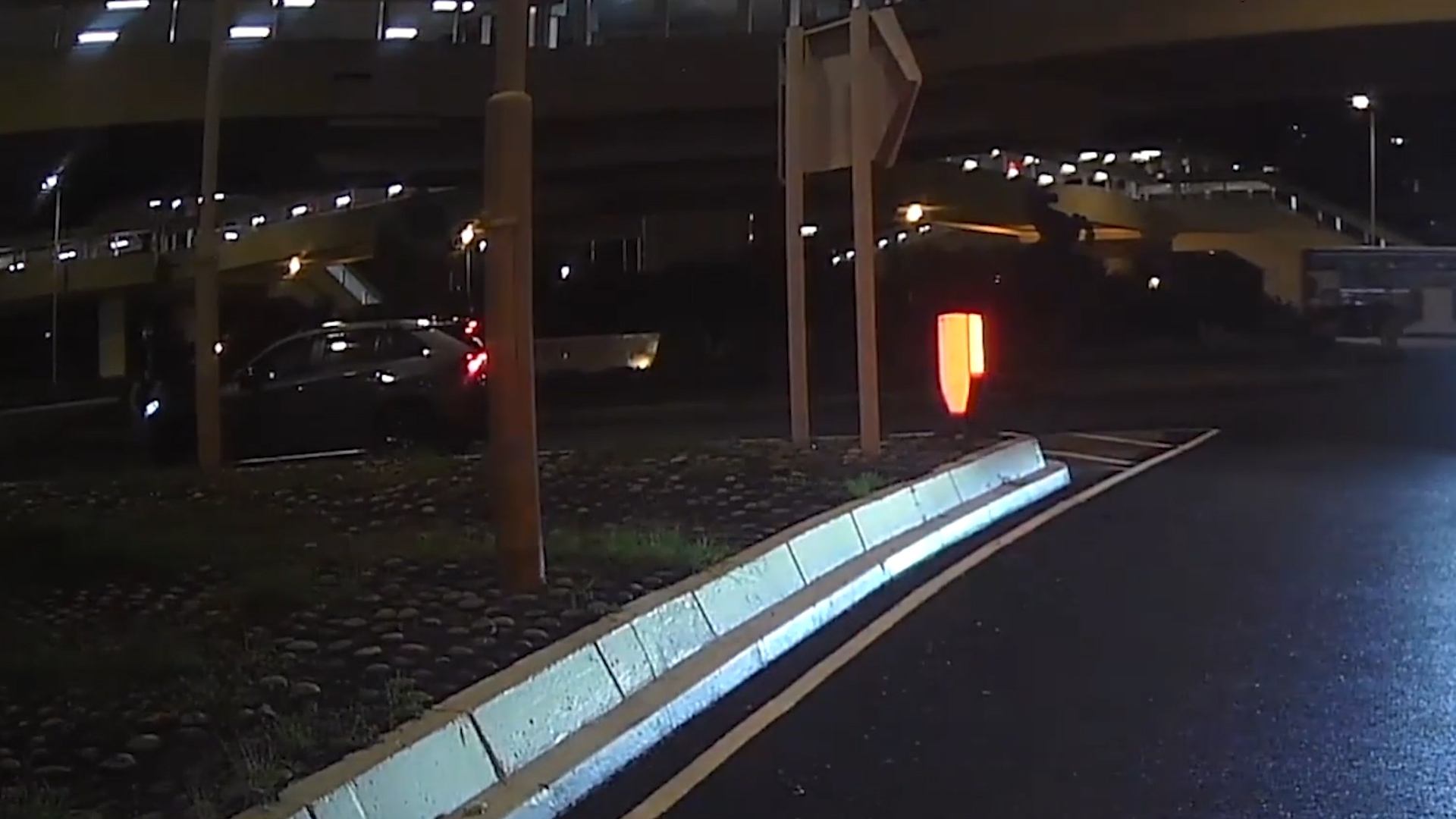 車Cam直擊｜大圍螺旋處私家車強行切線　涉事車主仲疑扔石仔「抗議」