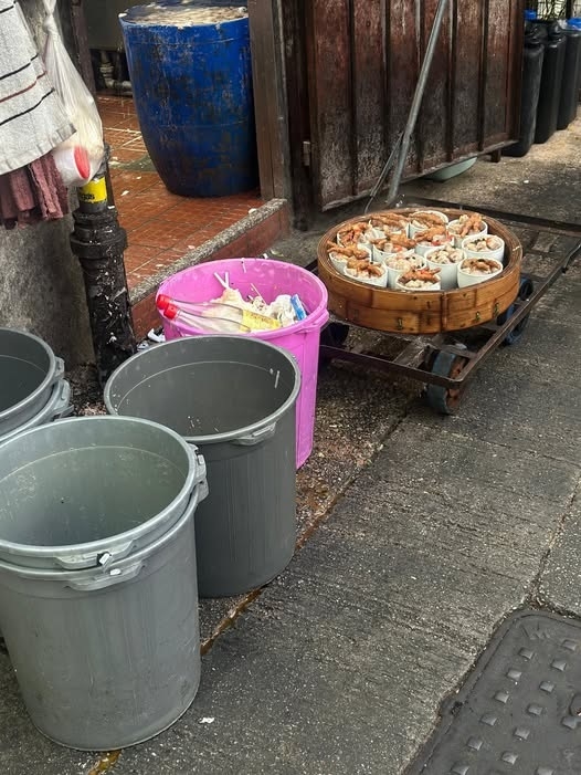 網上流傳圖片和影片，顯示大埔「海達魚蛋」粉麵店懷疑沒有妥善存放食物，更有老鼠在搶食生肉。（網上圖片）